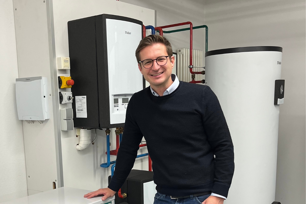 Foto von Thomas Kalbacher vor einer Wärmepumpe