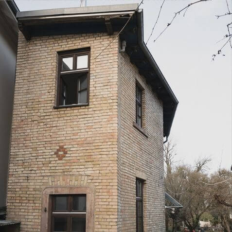 Fassade von Max:mini, gelbes Acksteinhaus.