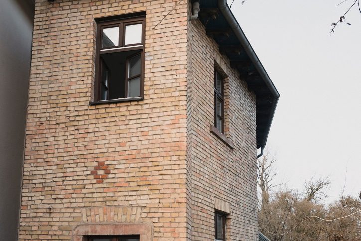 Die Fassade des Backhauses ist zu sehen.
