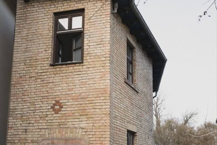 Fassade von Max:mini, gelbes Acksteinhaus.